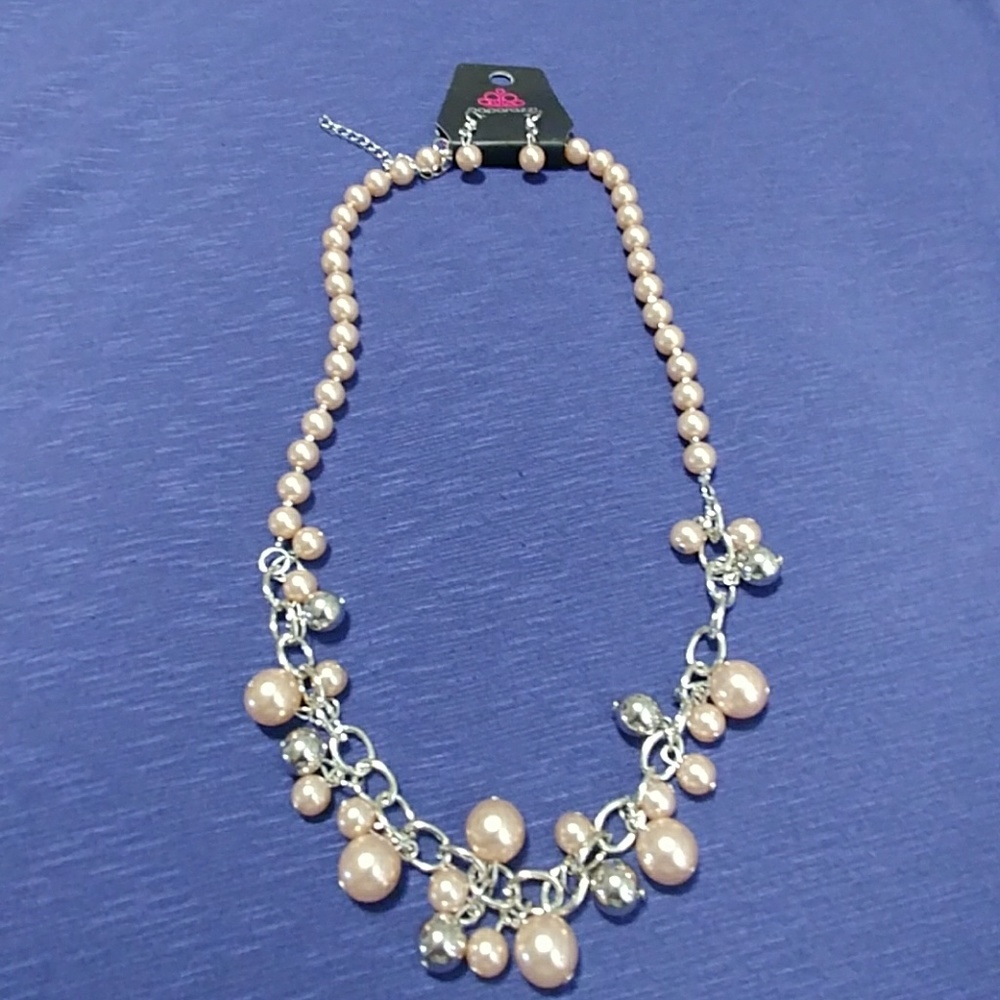 Set necklace and earrings